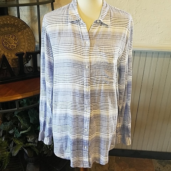 GAP Tops - 💕GAP* Shirt